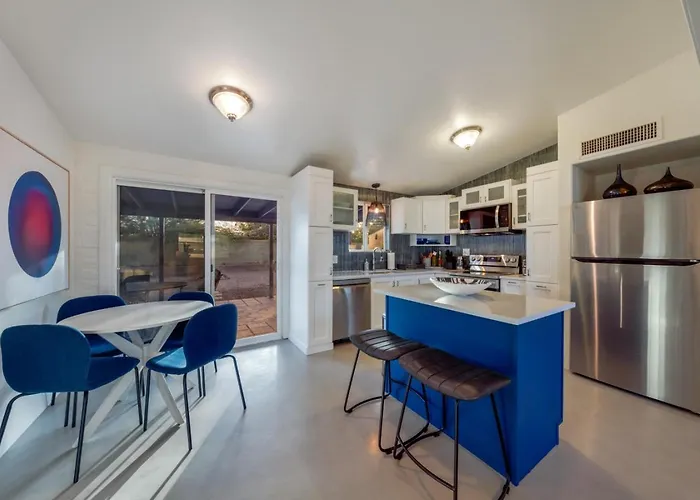 Stylish, Big Yard, 3 Bedroom 2 Ba, Carport, Grill Holiday home