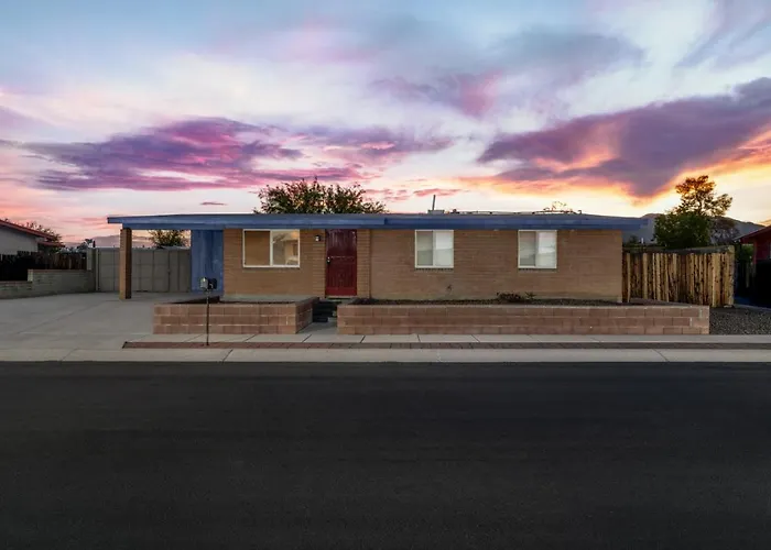 Stylish, Big Yard, 3 Bedroom 2 Ba, Carport, Grill * Tucson