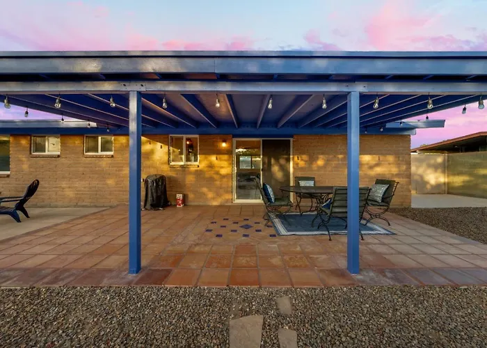 Stylish, Big Yard, 3 Bedroom 2 Ba, Carport, Grill